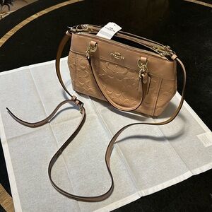 Coach, The Brooke, F28472 Perfect beige gold for year-round, embossed logo